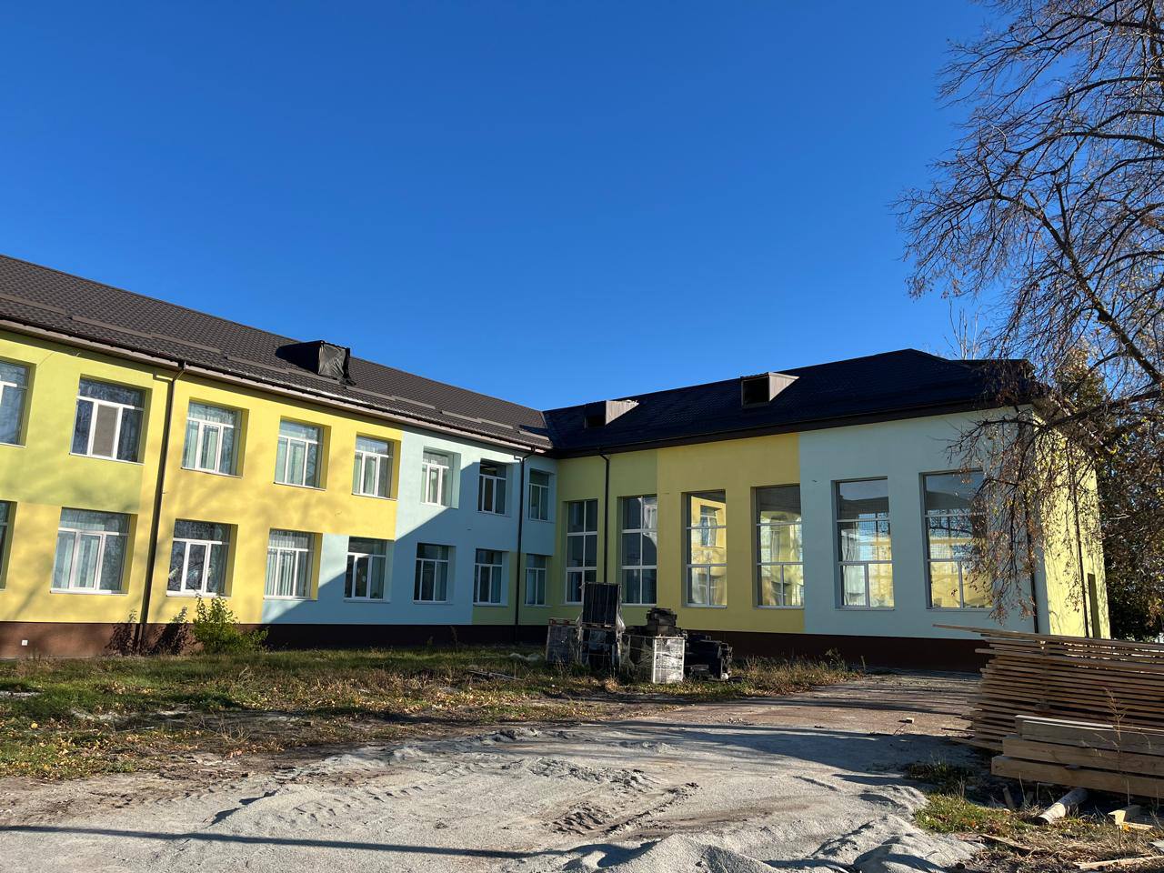 На Київщині завершують відбудову ліцею, який частково зруйнували росіяни