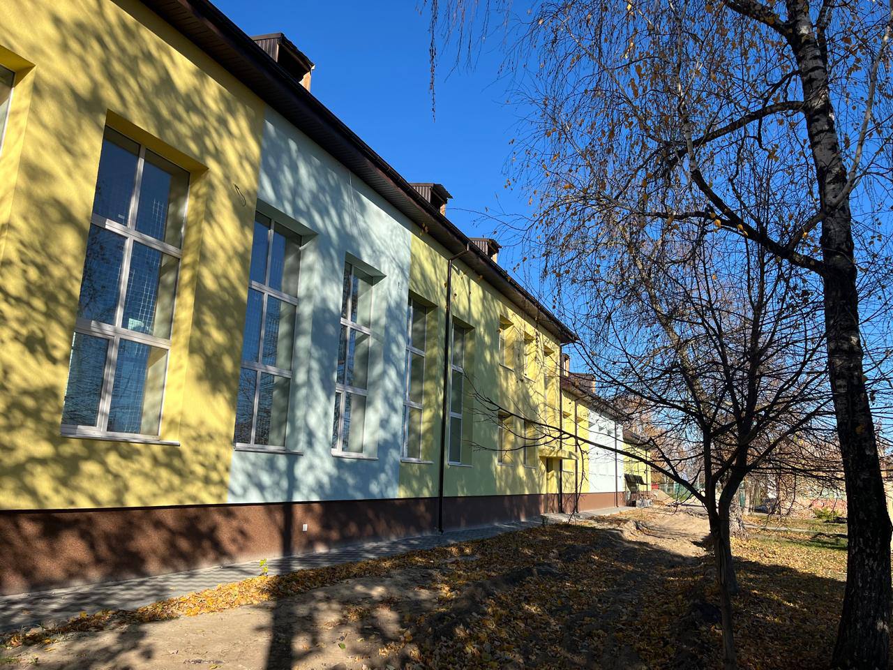 На Київщині завершують відбудову ліцею, який частково зруйнували росіяни