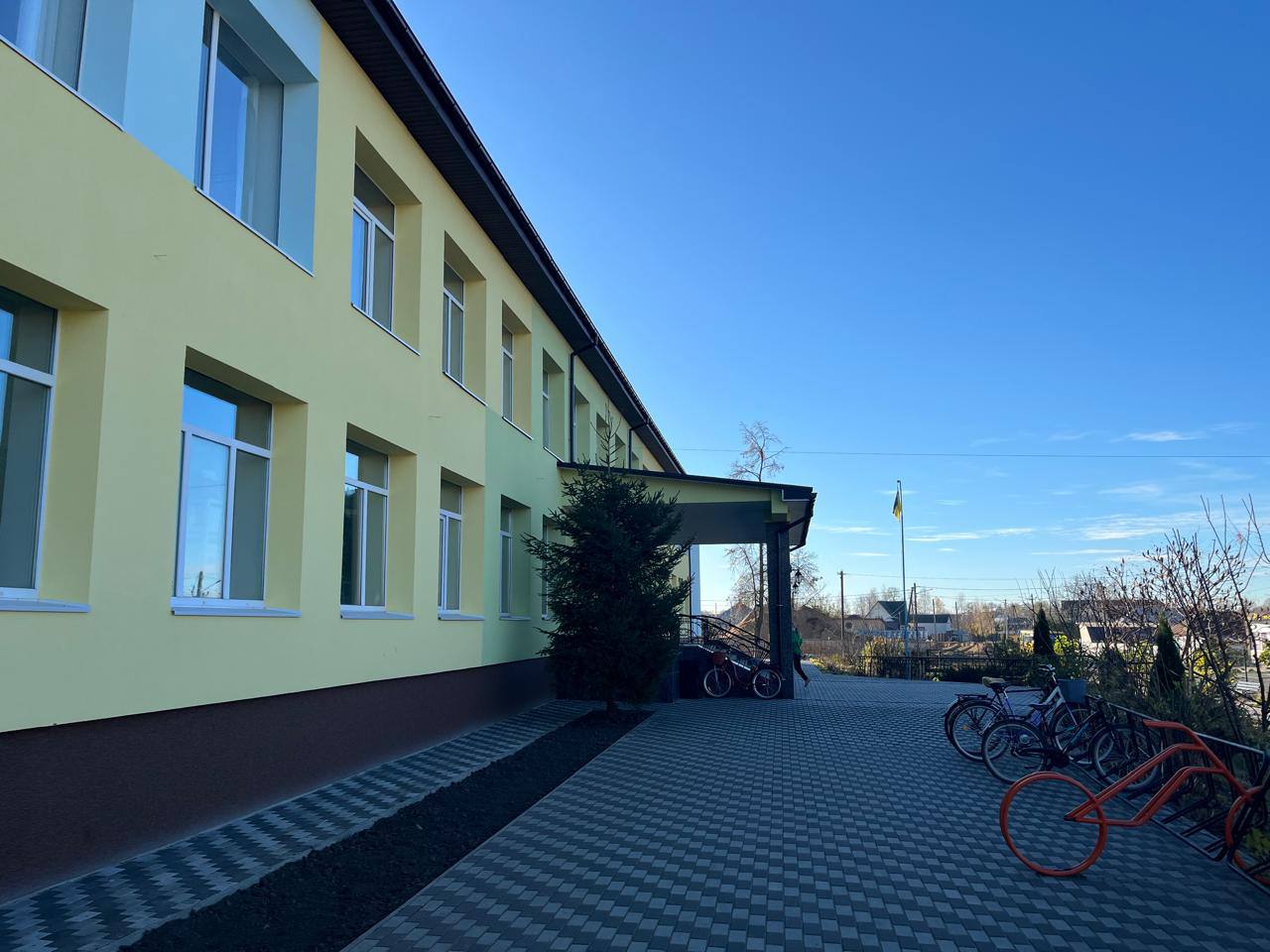 На Київщині завершують відбудову ліцею, який частково зруйнували росіяни