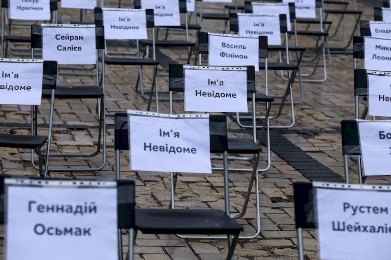 На Софійській площі з'явились десятки порожніх стільців