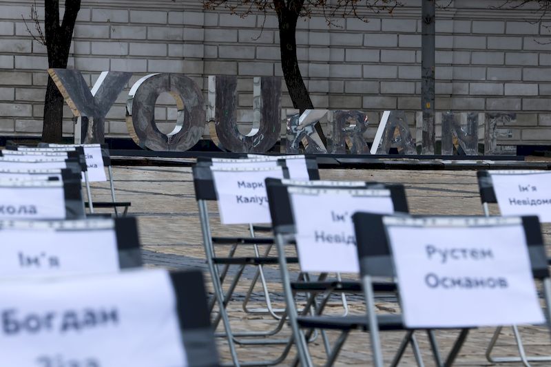 На Софійській площі з'явились десятки порожніх стільців