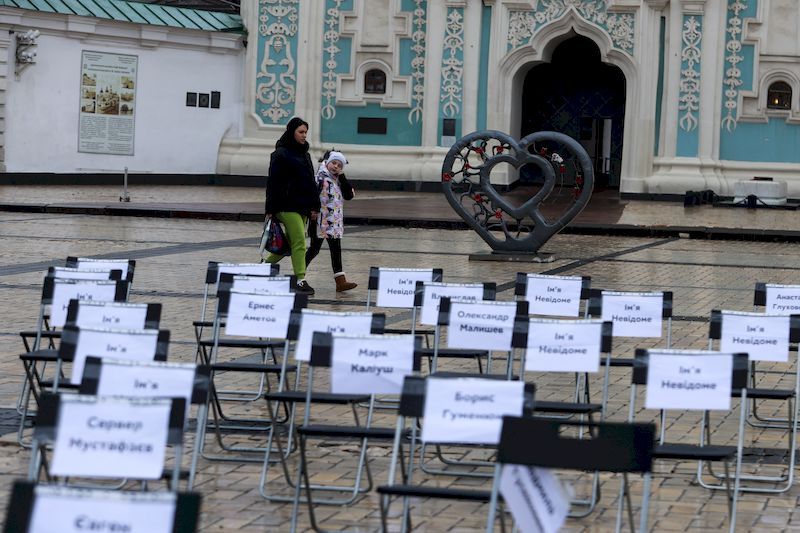 На Софійській площі з'явились десятки порожніх стільців