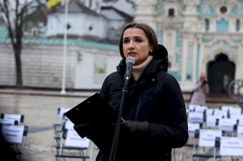 На Софійській площі з'явились десятки порожніх стільців