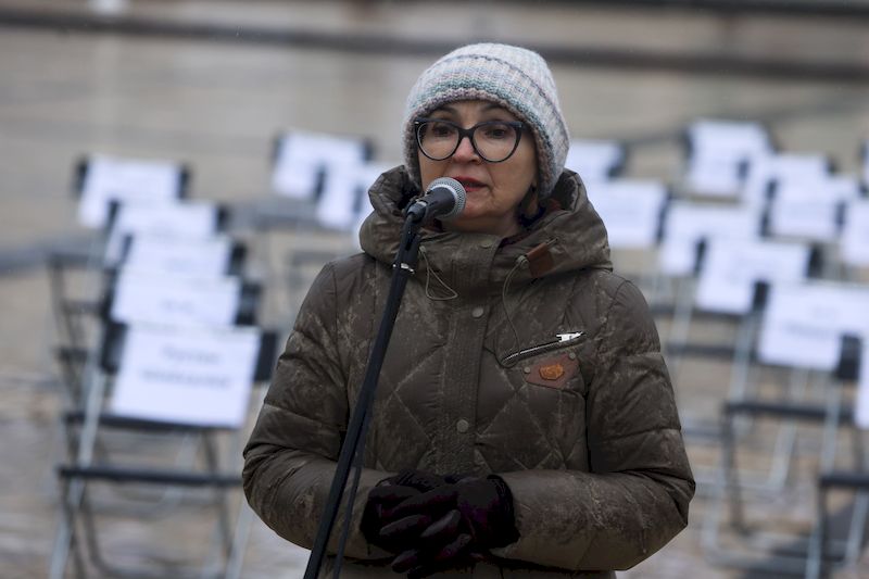 На Софійській площі з'явились десятки порожніх стільців