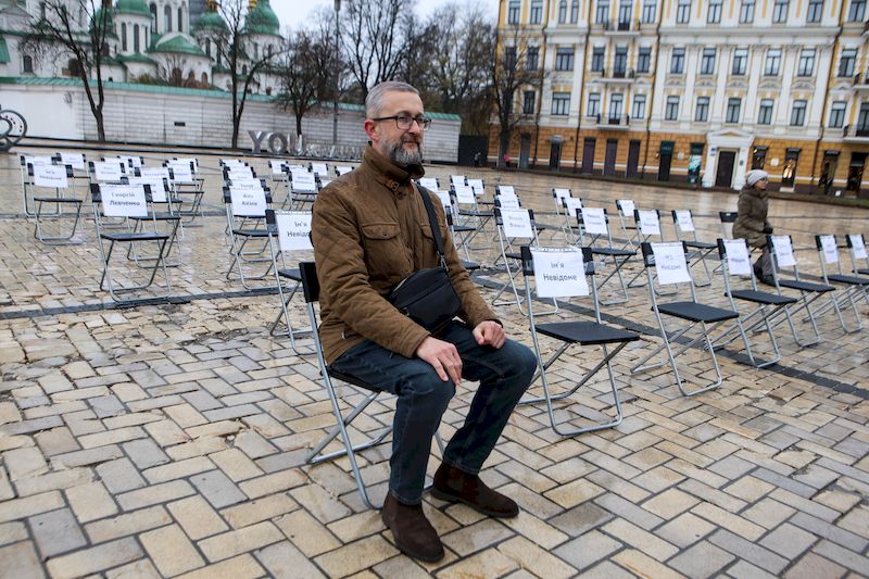 На Софійській площі з'явились десятки порожніх стільців