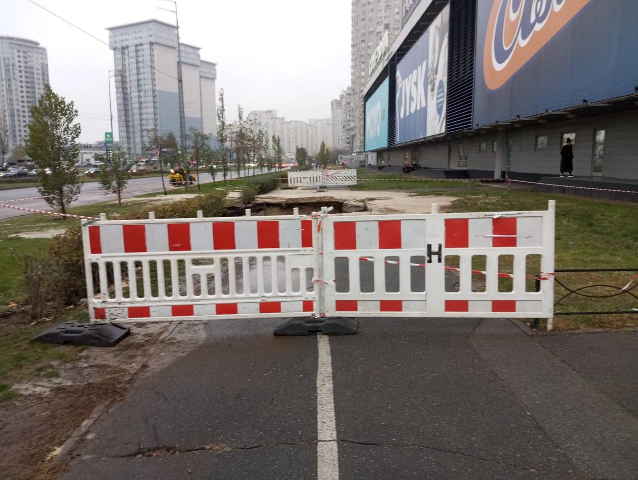 прорив труби на Дніпровській набережній