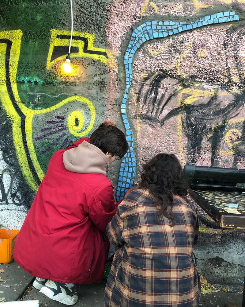 Мозаїкам, які зняли з дитсадка на Відрадному, знайшли новий дім у центрі Києва