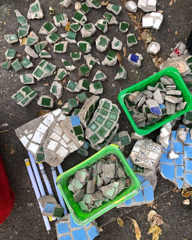 Мозаїкам, які зняли з дитсадка на Відрадному, знайшли новий дім у центрі Києва