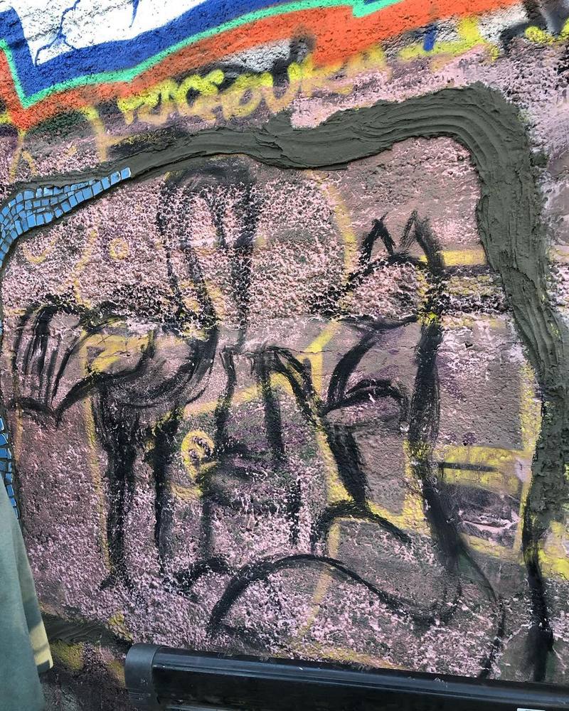 Мозаїкам, які зняли з дитсадка на Відрадному, знайшли новий дім у центрі Києва