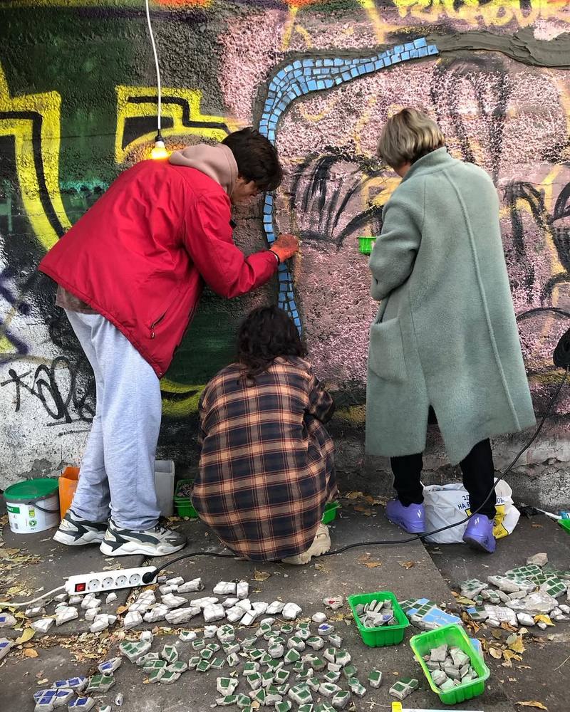 Мозаїкам, які зняли з дитсадка на Відрадному, знайшли новий дім у центрі Києва