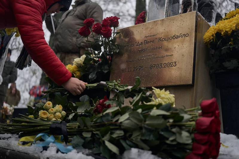 На Аскольдовій могилі відкрили пам'ятник Дмитру Да Вінчі Коцюбайлу