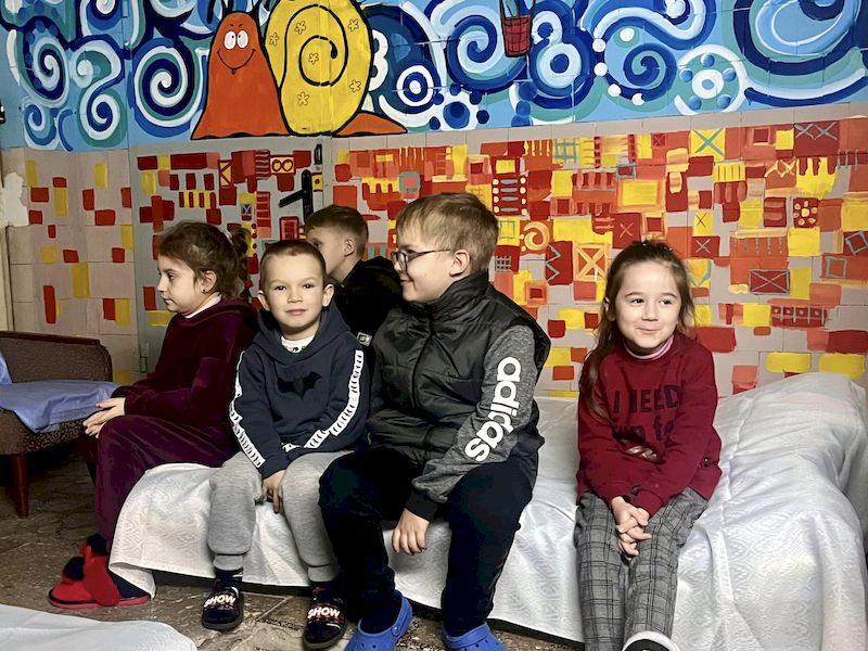 В Охматдиті відкрили оновлене бомбосховище з дитячими малюнками