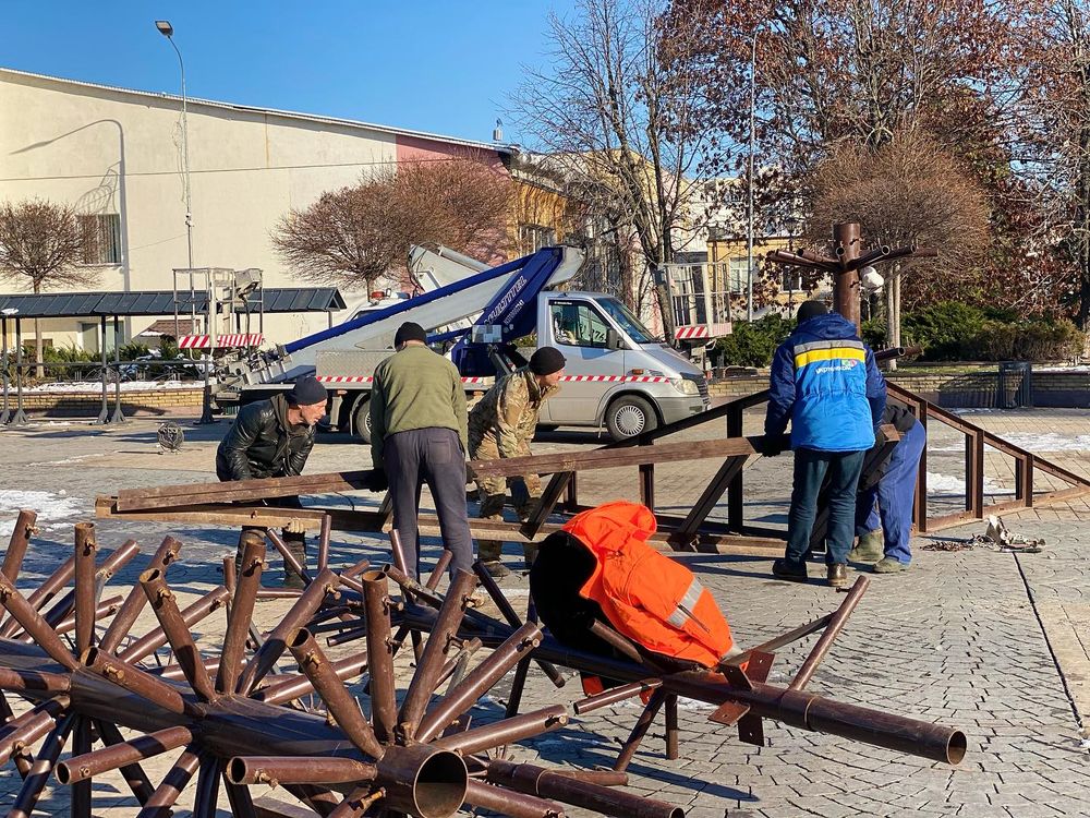 встановлення новорічної ялинки в Бучі