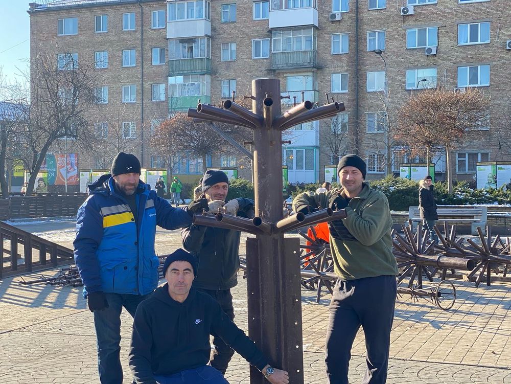 встановлення новорічної ялинки в Бучі