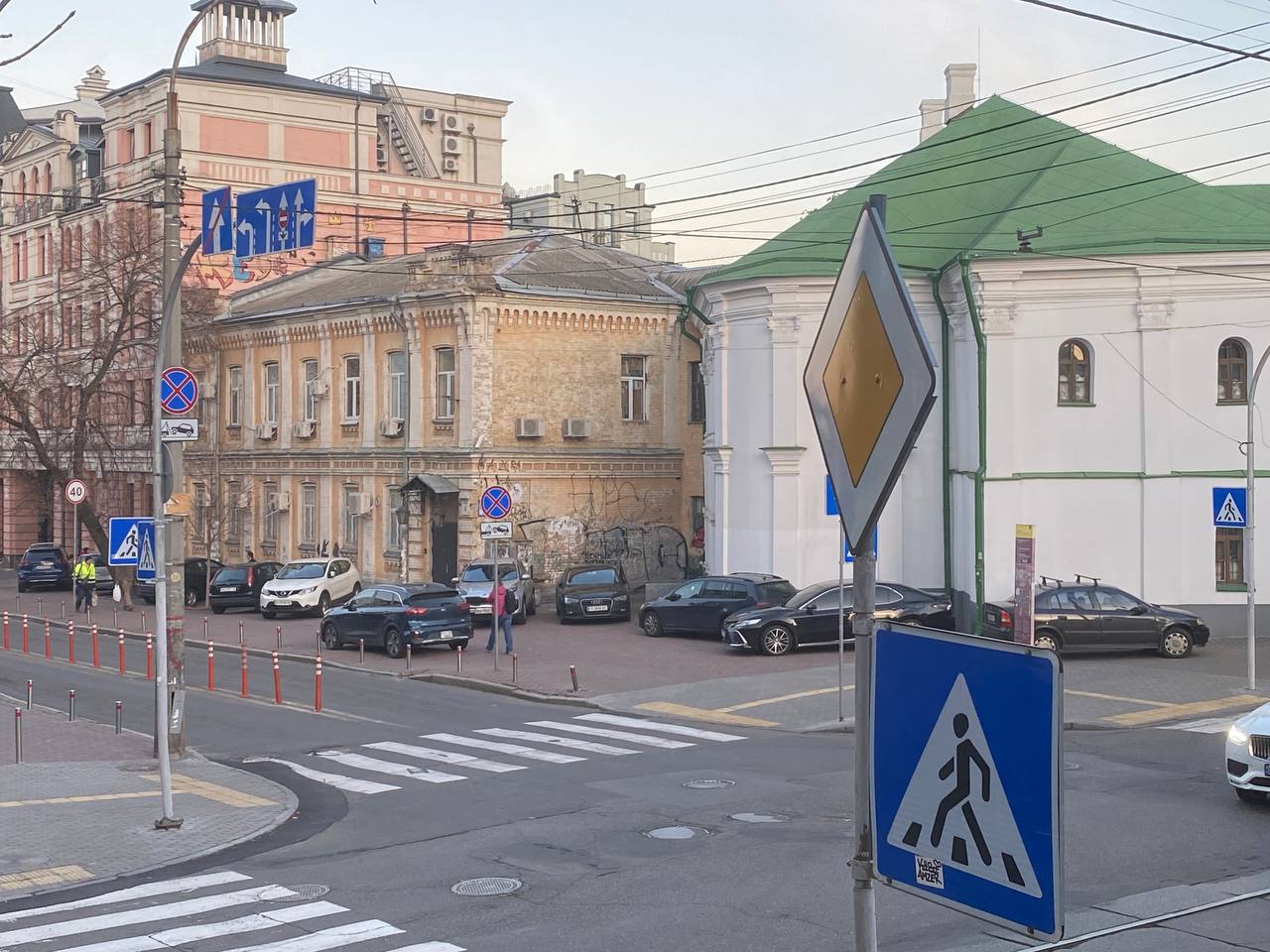 Тротуар біля пам'ятки архітектури перетворили на стихійний паркінг