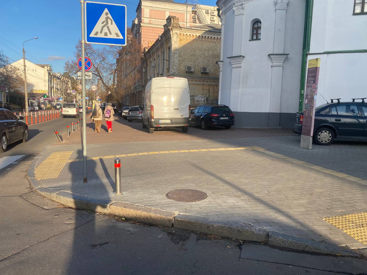 Тротуар біля пам'ятки архітектури перетворили на стихійний паркінг