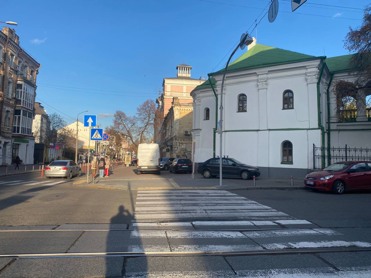 Тротуар біля пам'ятки архітектури перетворили на стихійний паркінг