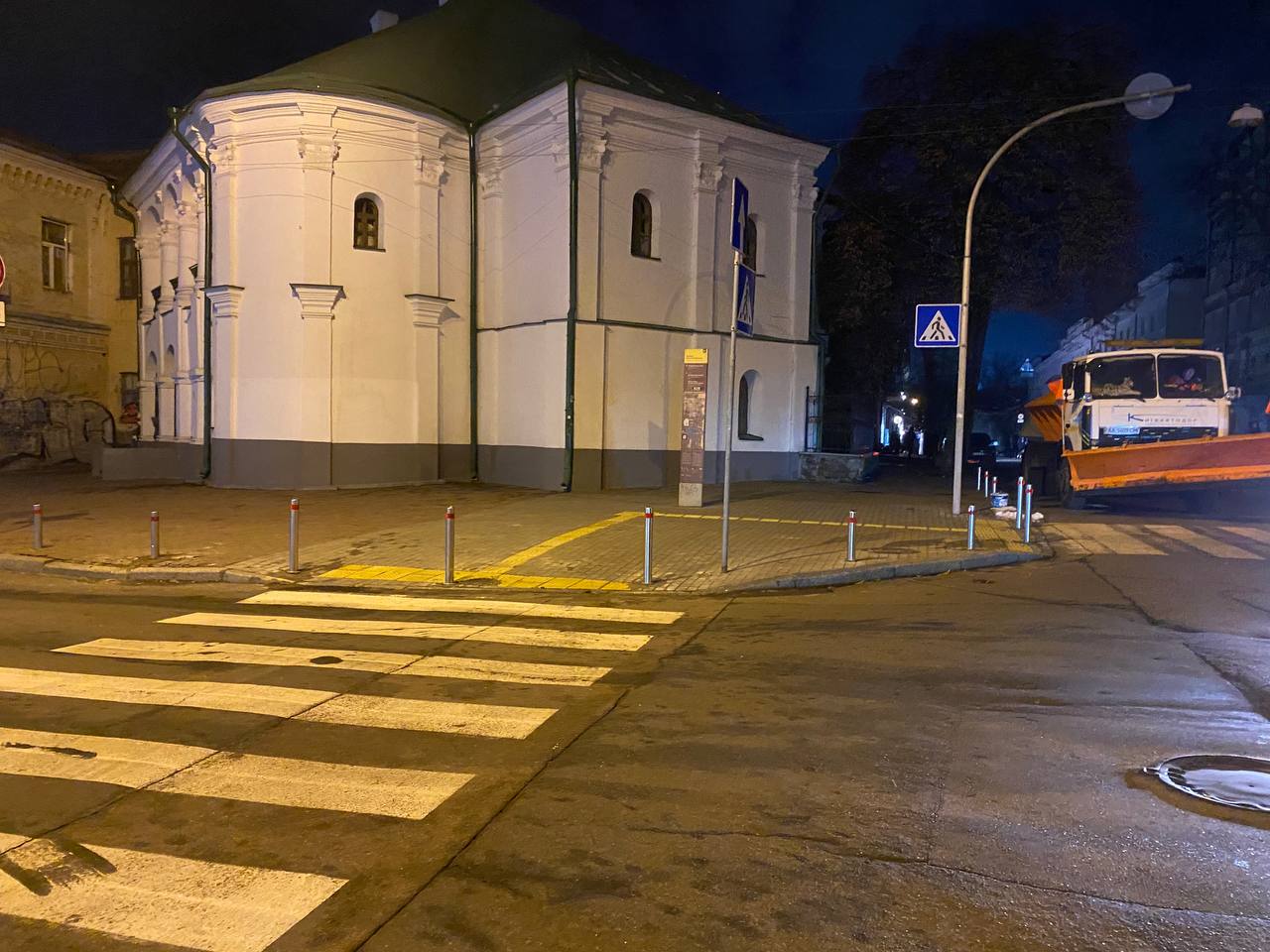 Тротуар біля пам'ятки архітектури перетворили на стихійний паркінг