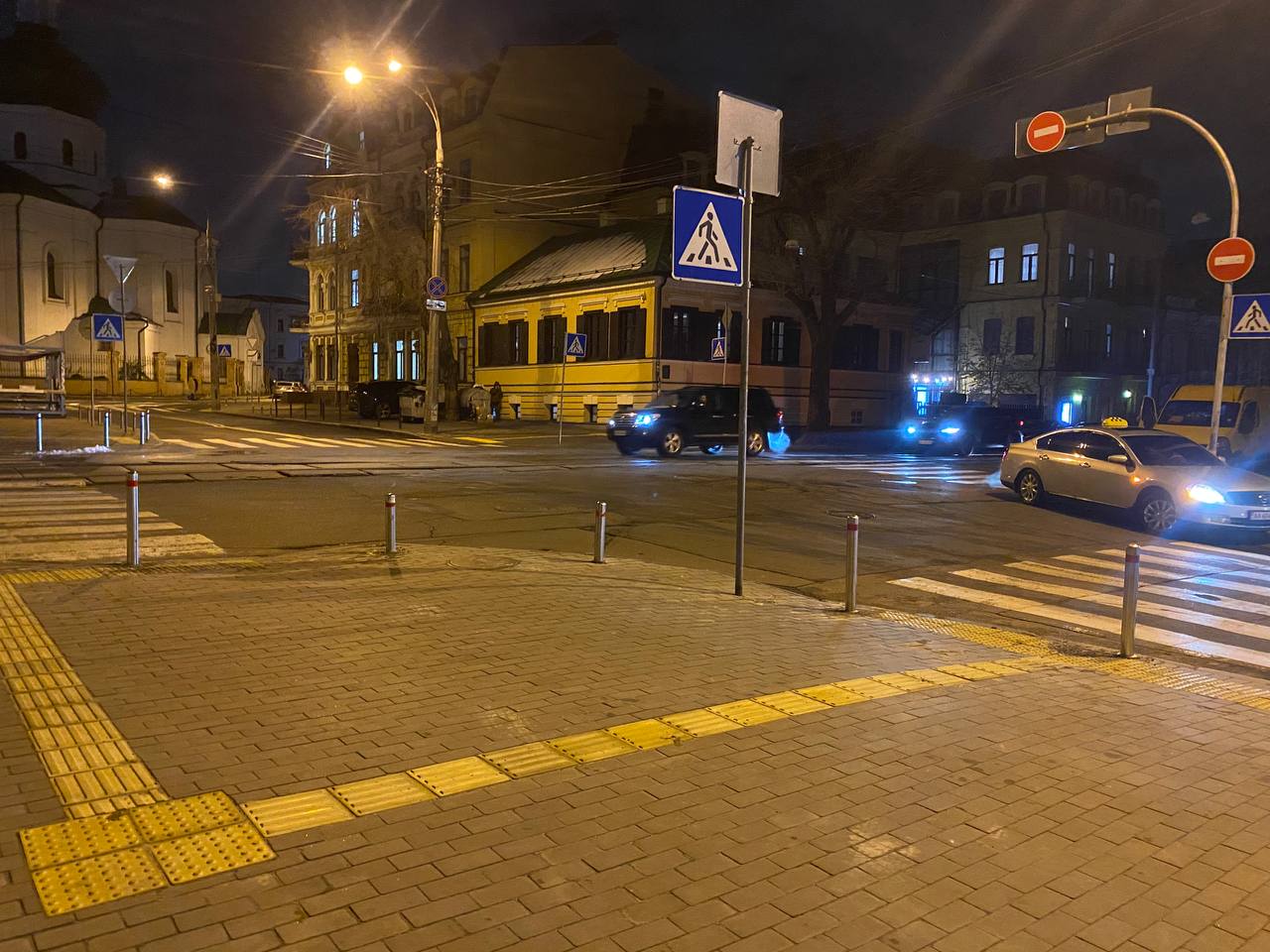 Тротуар біля пам'ятки архітектури перетворили на стихійний паркінг