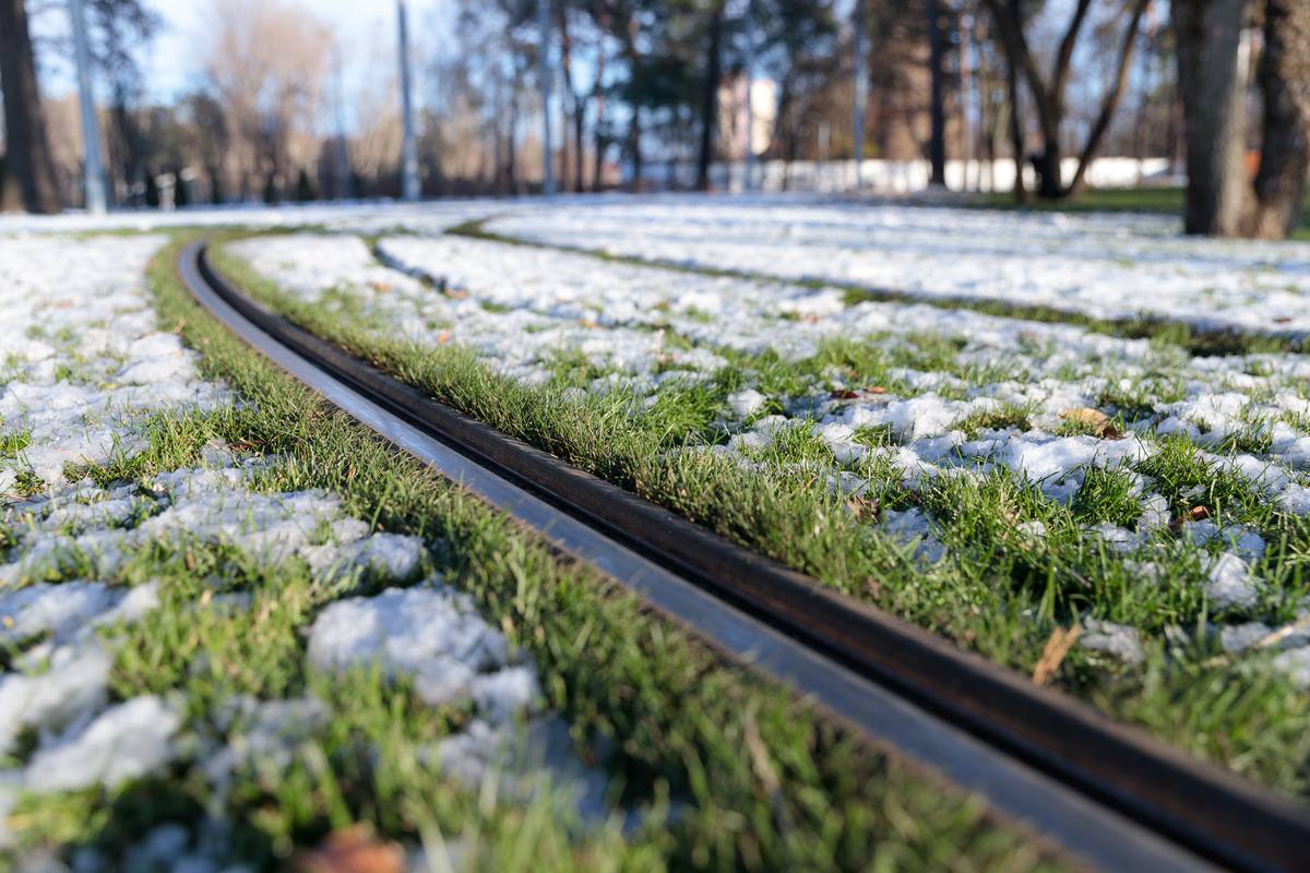 У Києві на лівому березі створили сквер із зеленими трамвайними коліями