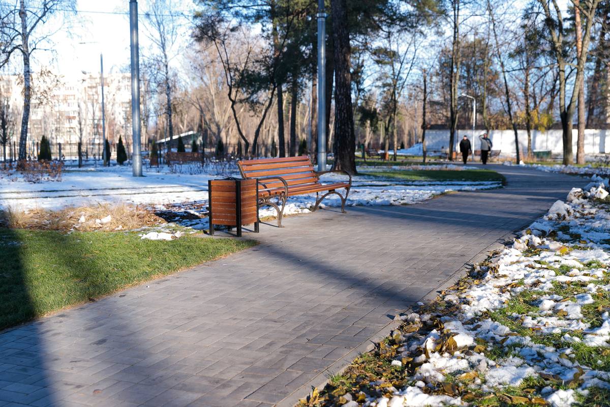 У Києві на лівому березі створили сквер із зеленими трамвайними коліями