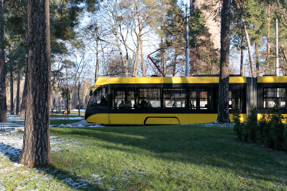 У Києві на лівому березі створили сквер із зеленими трамвайними коліями