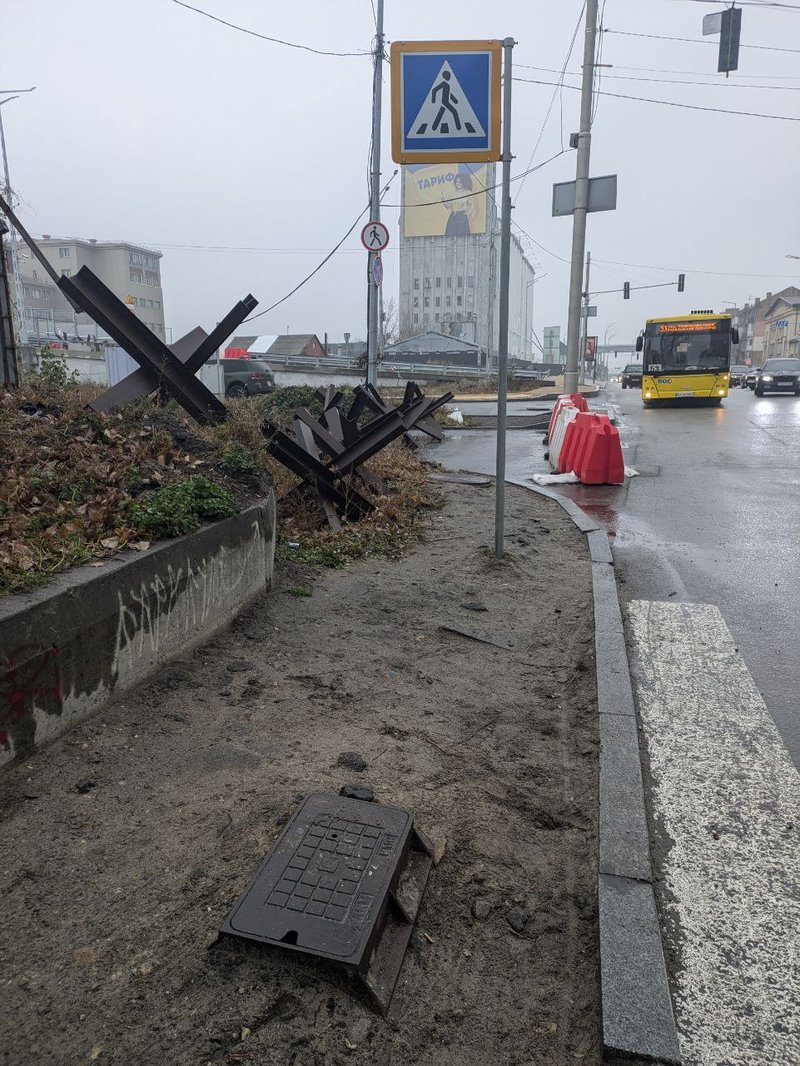 Активісти розповіли, що не так з організацією руху Подільським мостом