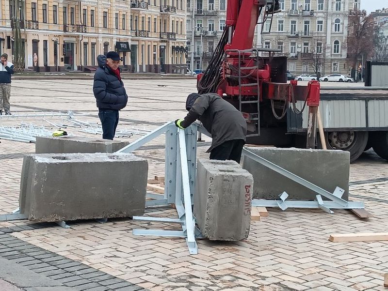 На Софійській площі у Києві почали встановлювати головну ялинку