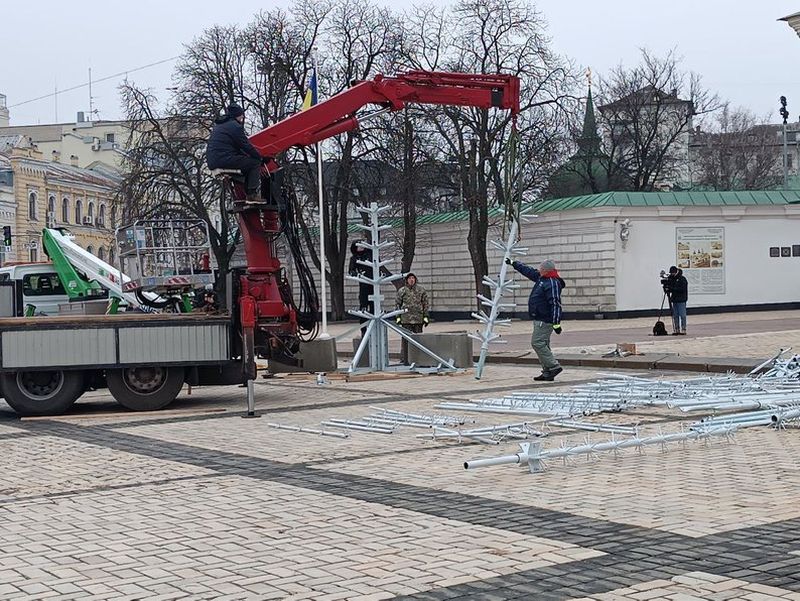 На Софійській площі у Києві почали встановлювати головну ялинку