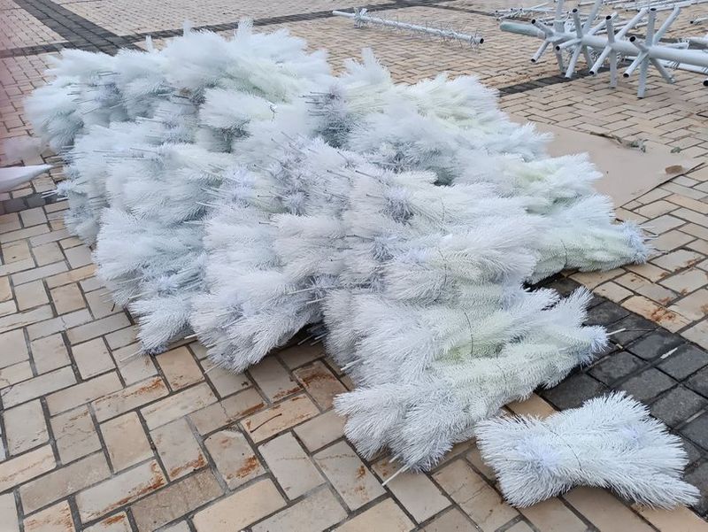 На Софійській площі у Києві почали встановлювати головну ялинку