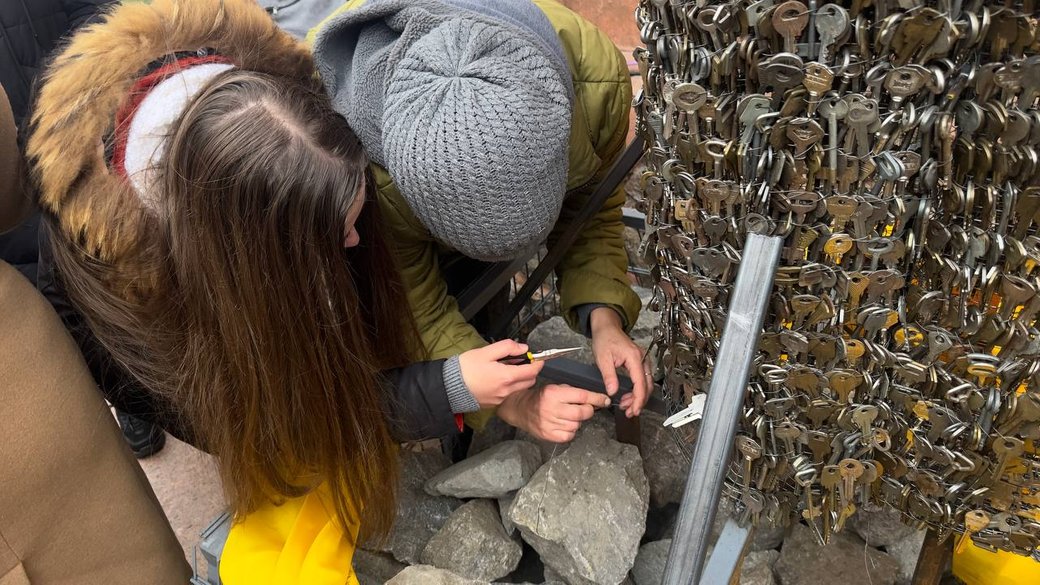 Біля Золотих воріт відкрили артоб'єкт з десятків тисяч ключів киян