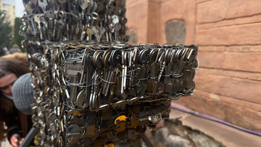 Біля Золотих воріт відкрили артоб'єкт з десятків тисяч ключів киян