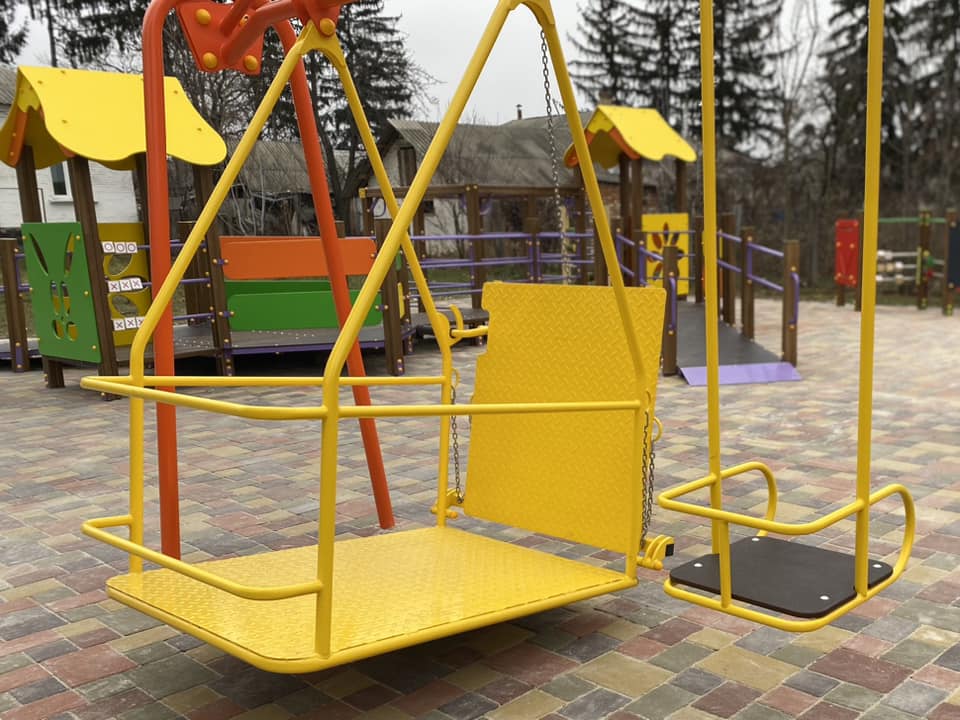 У місті під Києвом відкрили перший інклюзивний дитячий майданчик