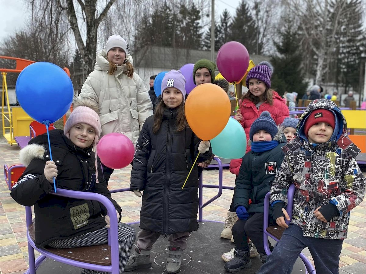 У місті під Києвом відкрили перший інклюзивний дитячий майданчик