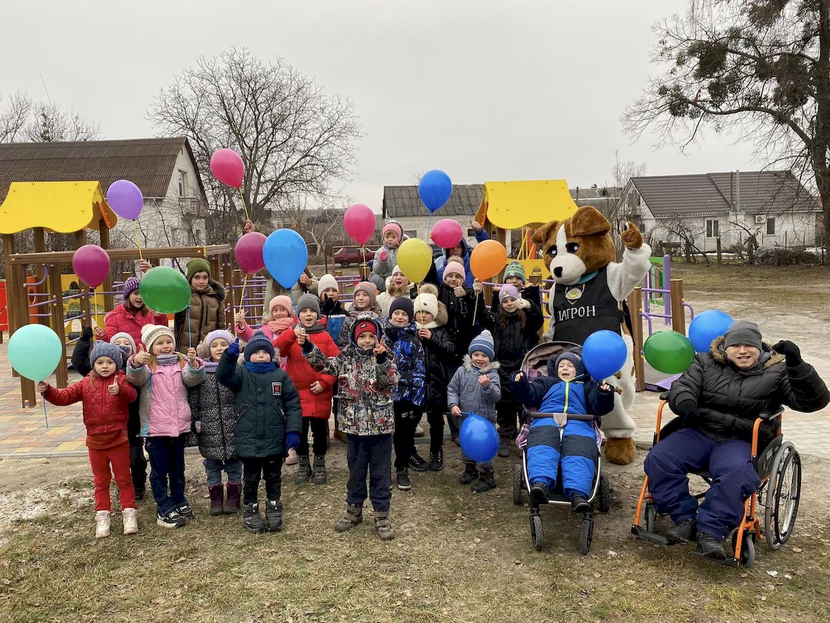 У місті під Києвом відкрили перший інклюзивний дитячий майданчик