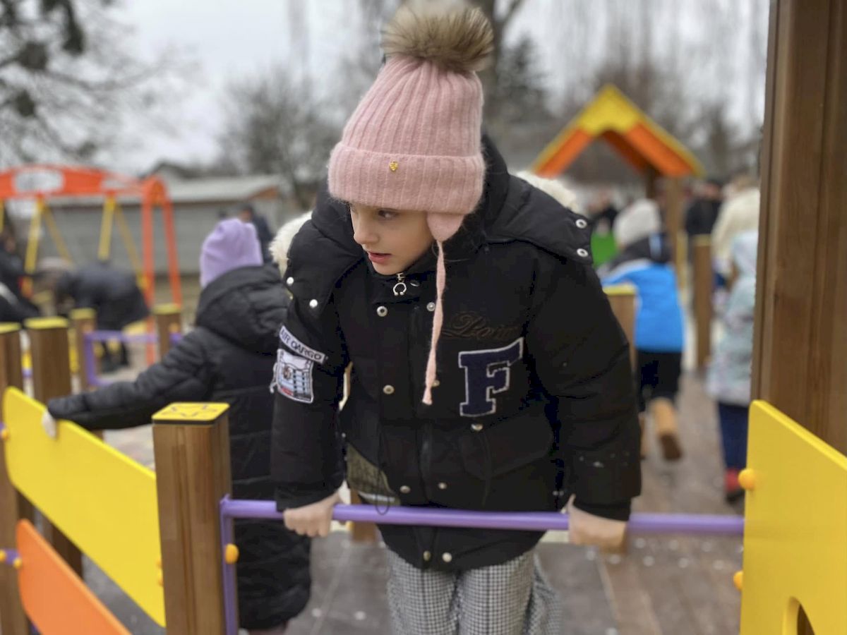 У місті під Києвом відкрили перший інклюзивний дитячий майданчик