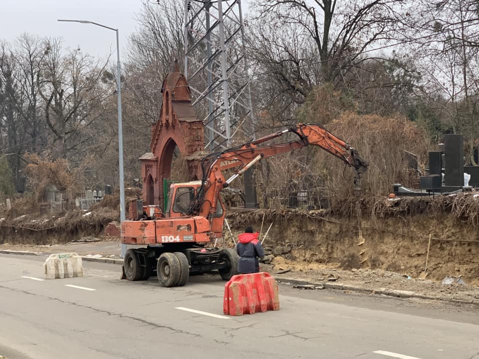 На Байковому кладовищі почали розбирати історичну огорожу
