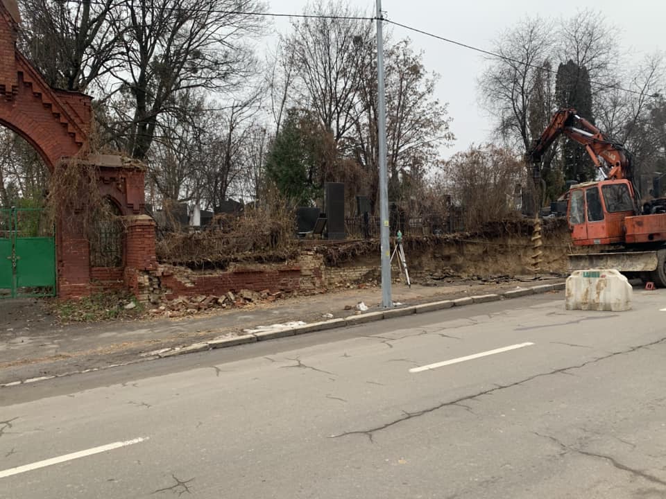 На Байковому кладовищі почали розбирати історичну огорожу
