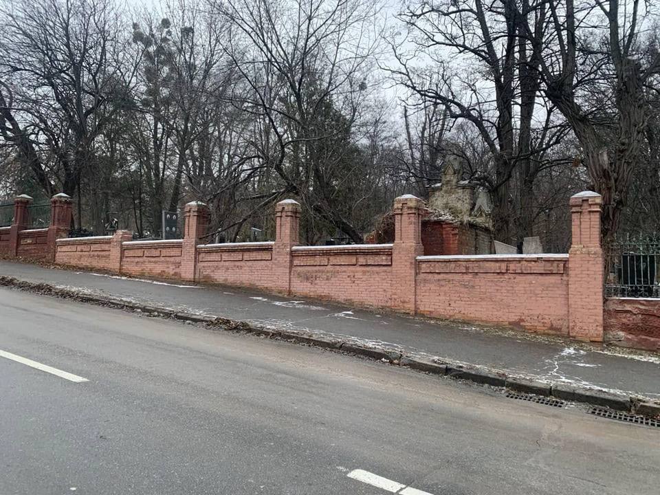 На Байковому кладовищі почали розбирати історичну огорожу