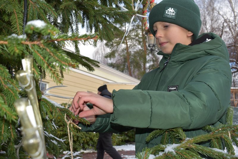 У Межигір'ї відкрили екоялинку, прикрашену саморобними прикрасами та їстівними іграшками