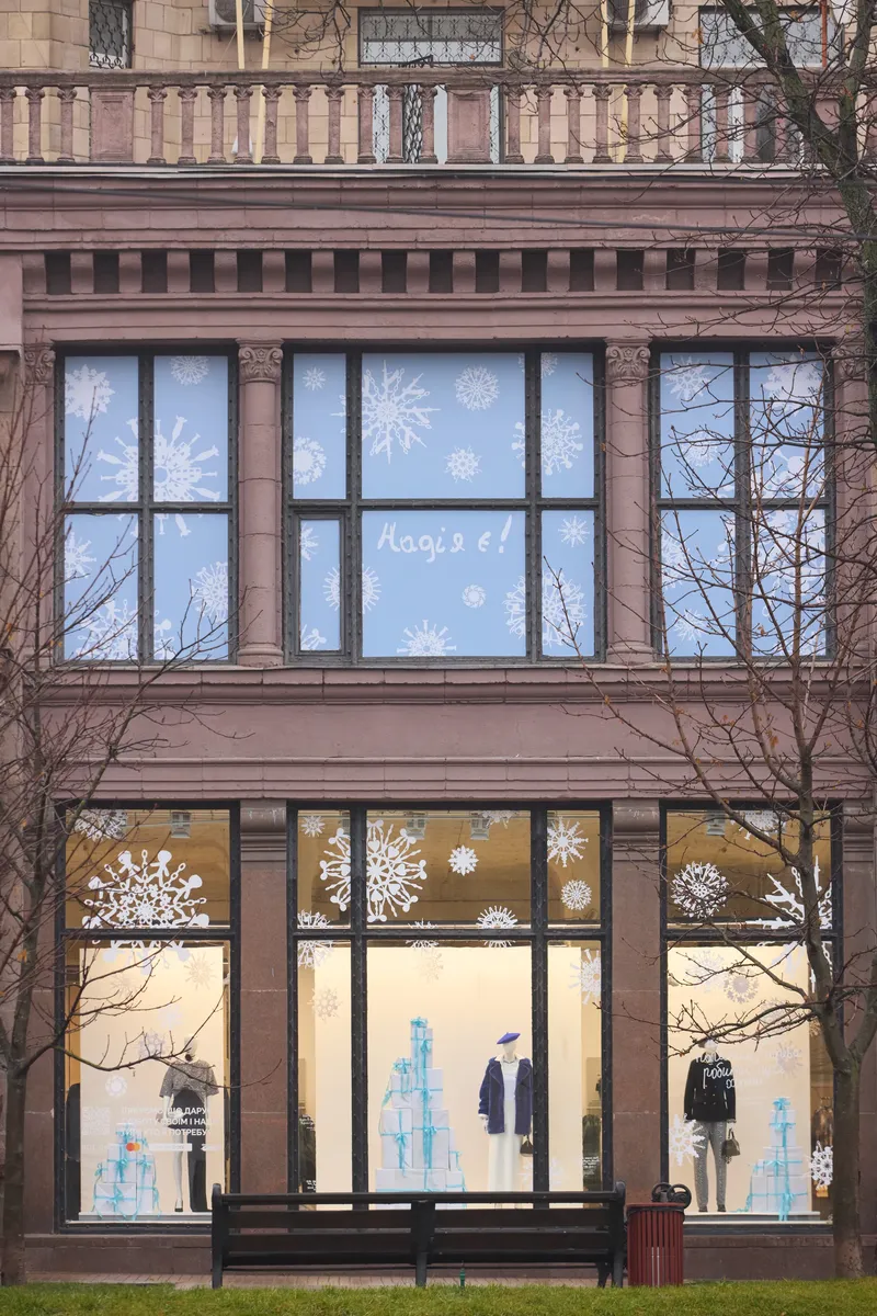 Вітрини магазинів Всі.Свої прикрасили незвичайними сніжинками