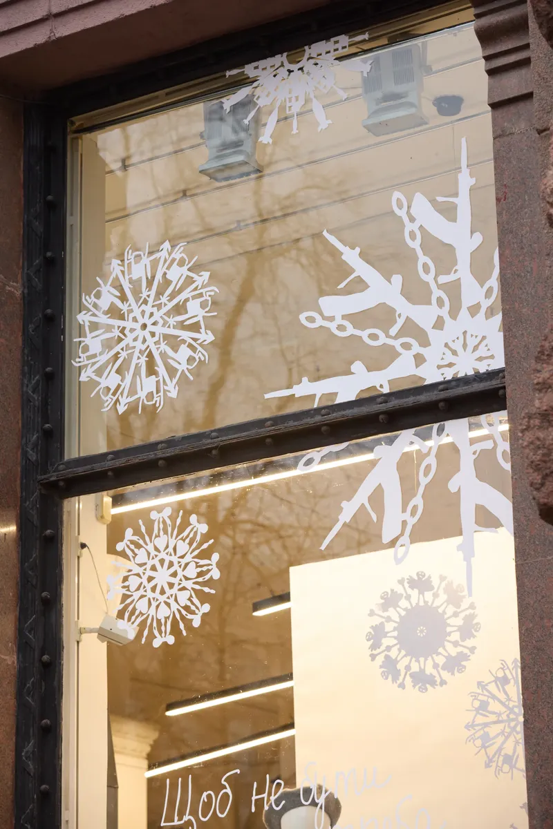 Вітрини магазинів Всі.Свої прикрасили незвичайними сніжинками