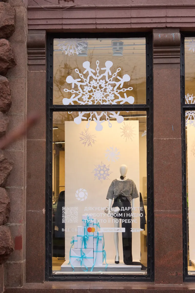 Вітрини магазинів Всі.Свої прикрасили незвичайними сніжинками