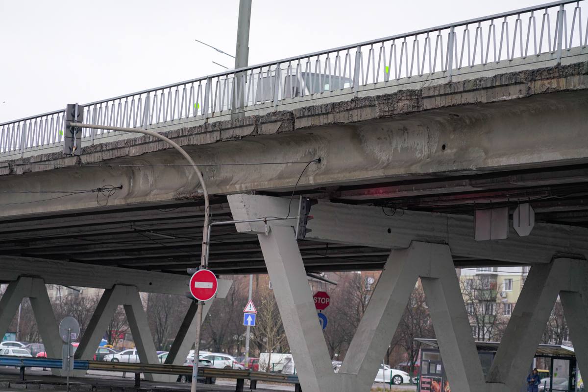 У КМДА розповіли, чи дійсно руйнується шляхопровід біля ринку Юність