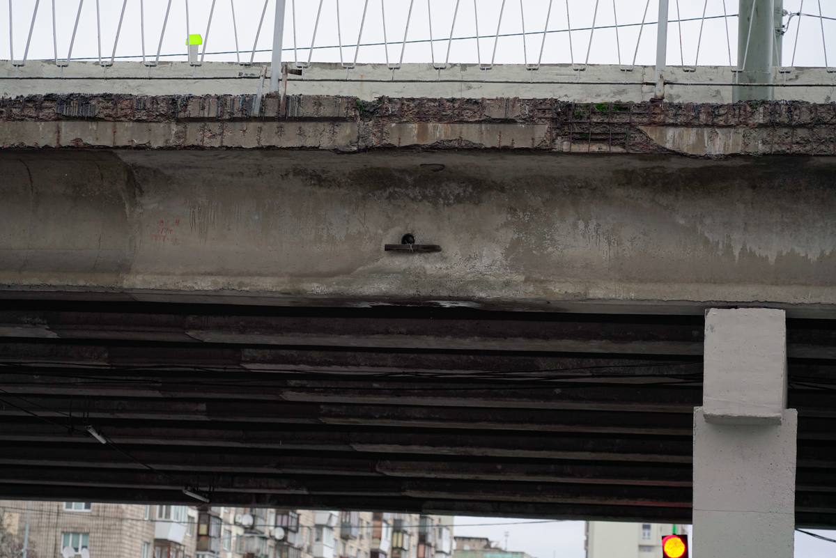 У КМДА розповіли, чи дійсно руйнується шляхопровід біля ринку Юність