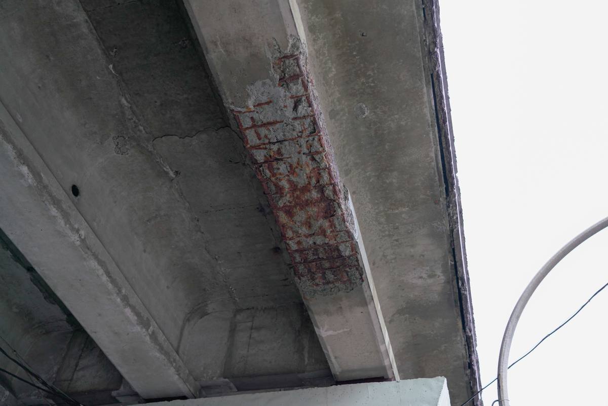 У КМДА розповіли, чи дійсно руйнується шляхопровід біля ринку Юність