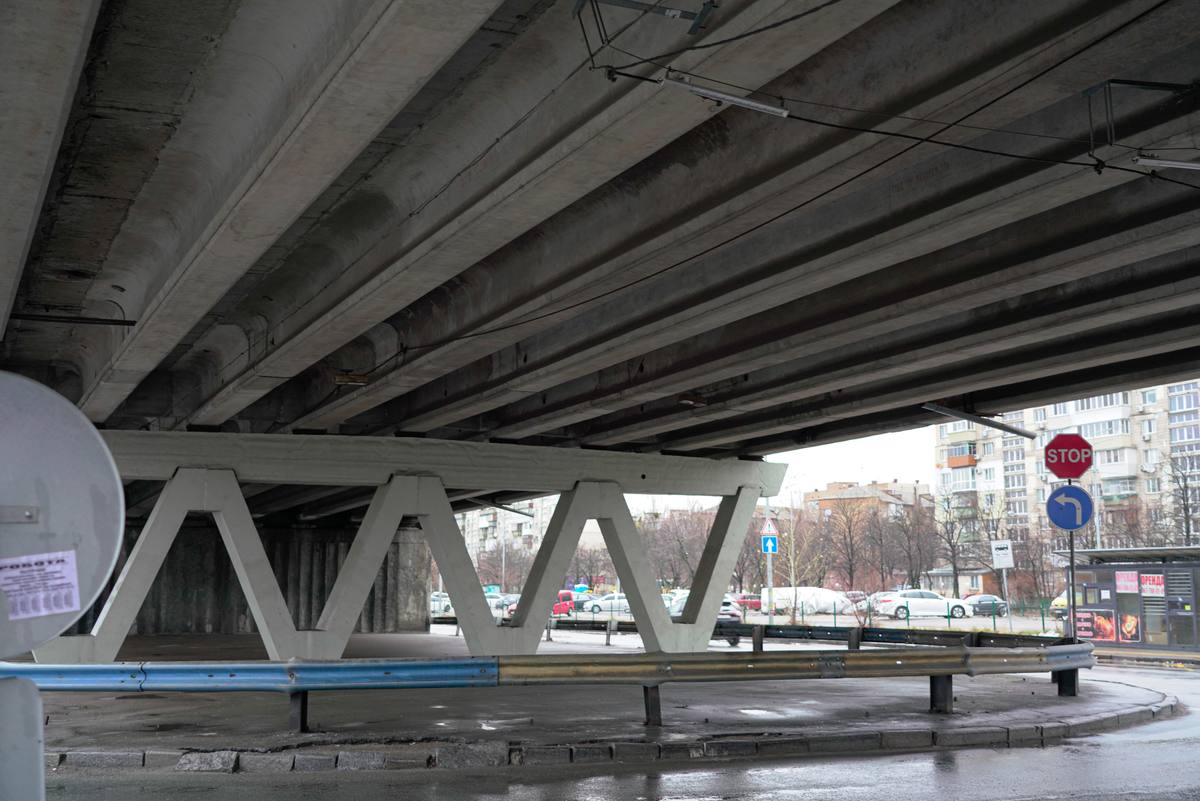 У КМДА розповіли, чи дійсно руйнується шляхопровід біля ринку Юність