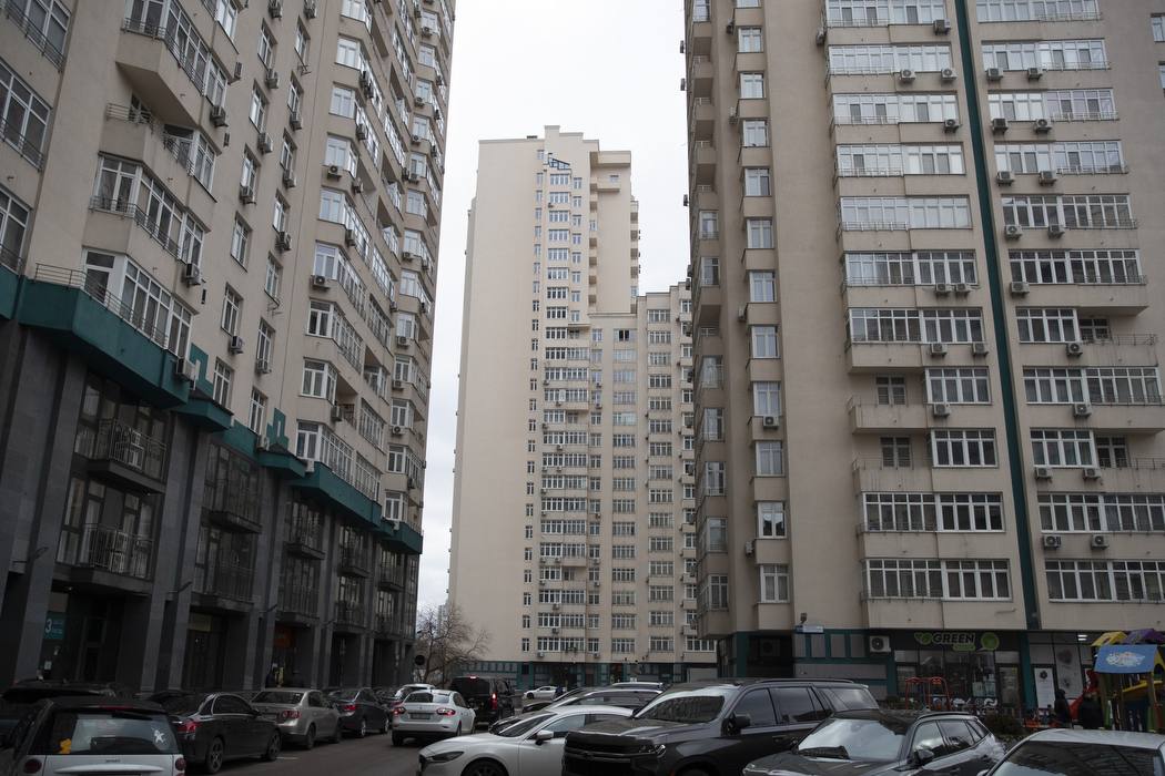 На Солом'янці завершили ремонт багатоповерхівки, у яку влучила ракета