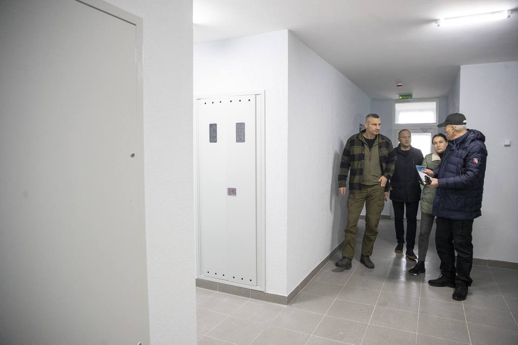 На Солом'янці завершили ремонт багатоповерхівки, у яку влучила ракета