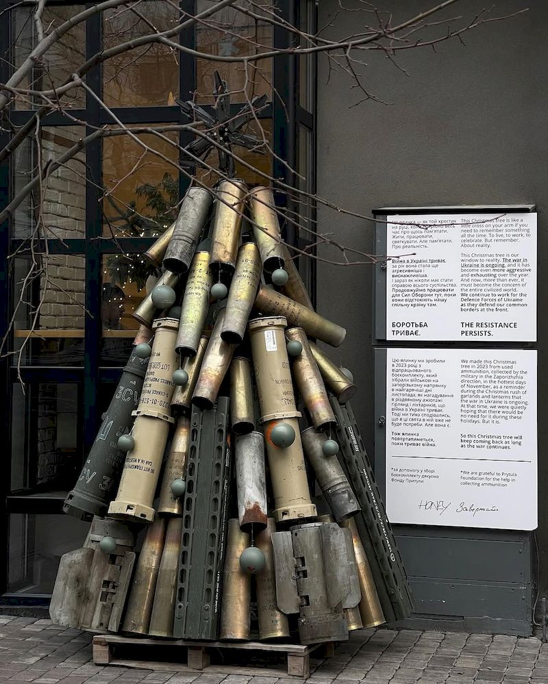 На Ярославовому Валу встановили ялинку зі справжніх гільз